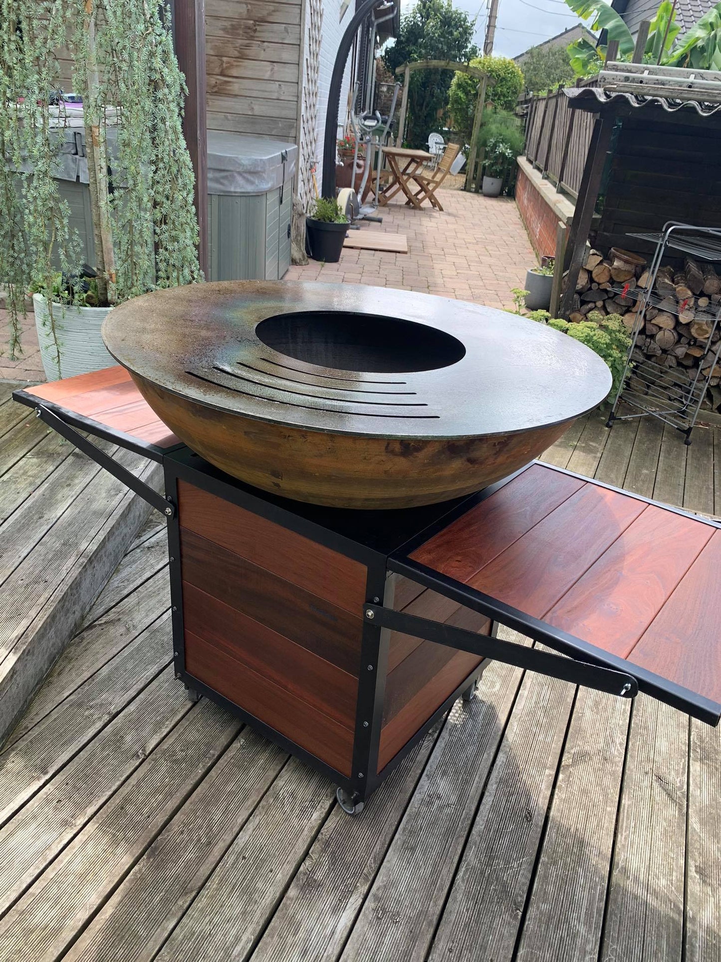 alt barbecue brasero plancha 100cm de diamètre avec 2 supports de table dépliable en métal et bois exotique ipe