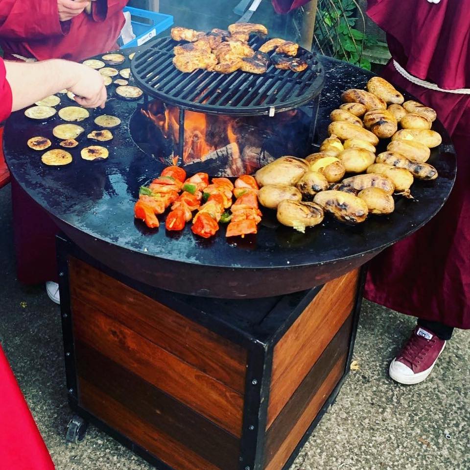alt confrérie qui cuit son gargantuesque repas sur brasero plancha brareseau