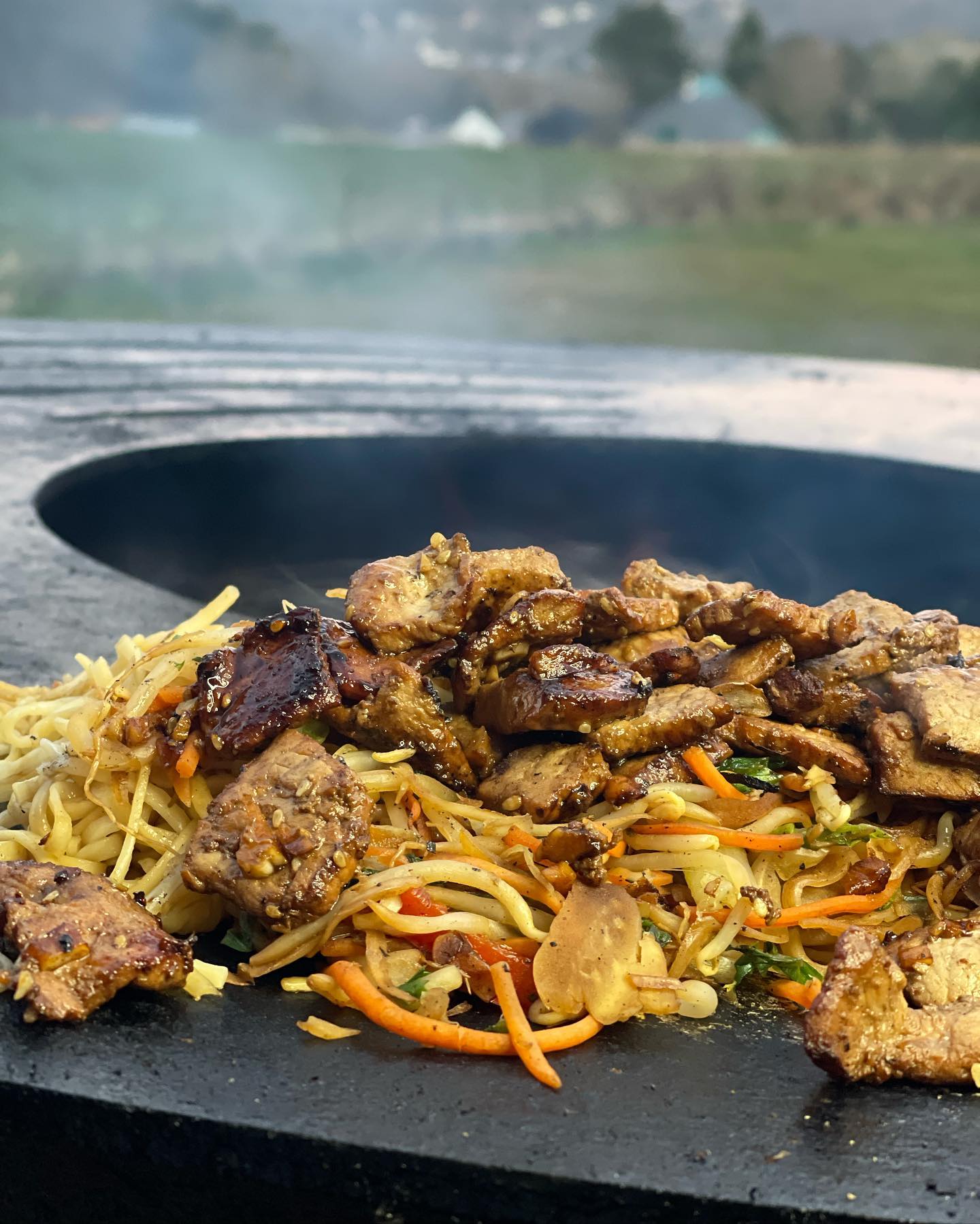 alt nouilles de légumés sautées au porc au brasero