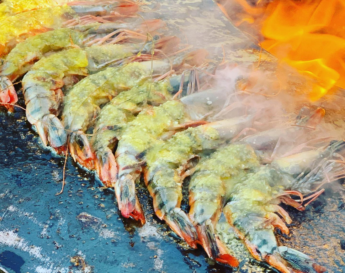 Gambas géantes saisies sur la plancha d'un brasero Brareseau