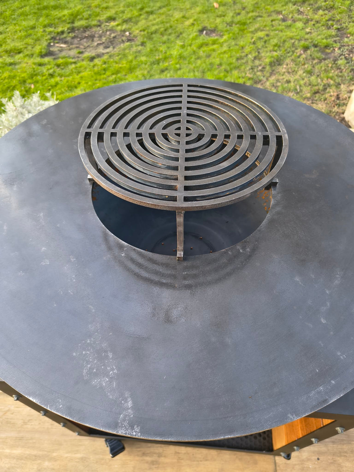 Grille centrale surélevée vue détail