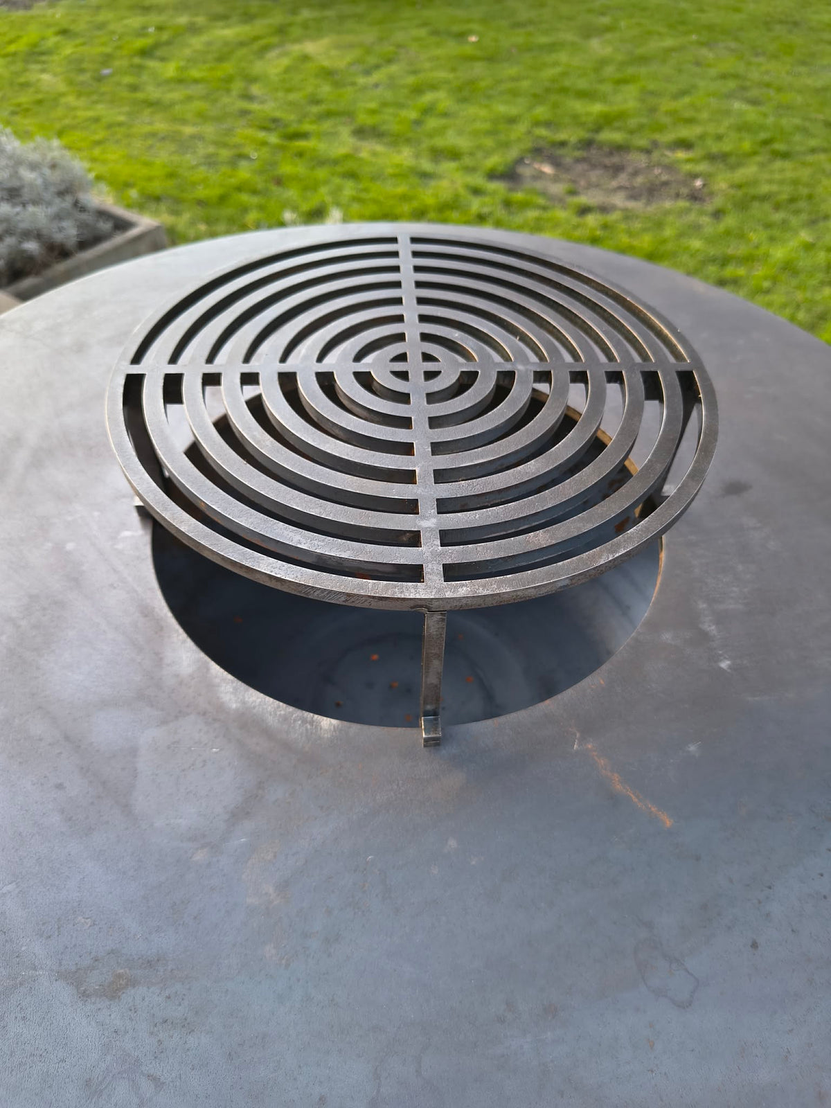 Grille centrale en acier pour brasero plancha