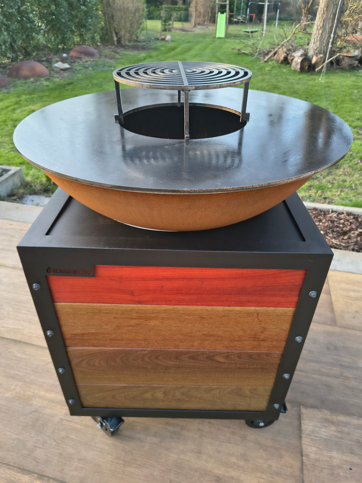 Grille centrale cuisson au cœur du feu