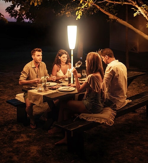 Repas nocturne éclairé par la Paranocta